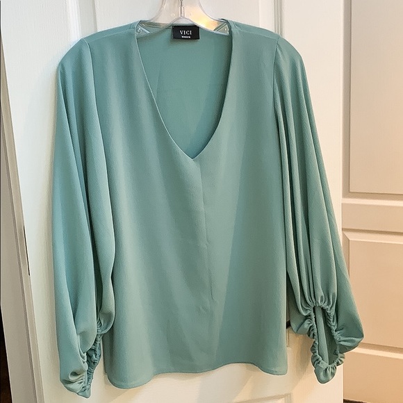 VICI- light blue blouse size medium new condition - Picture 2 of 4
